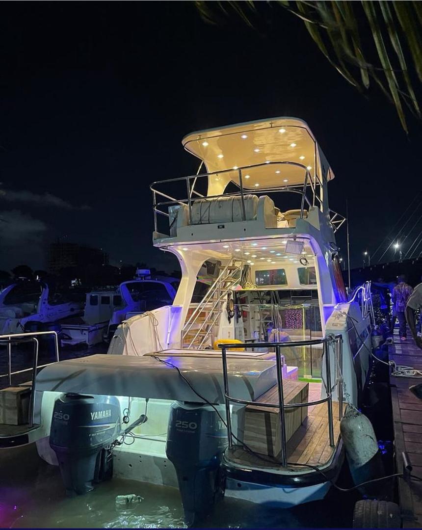 Cabin Cruiser Boat Rental with Twin Yamaha Engines