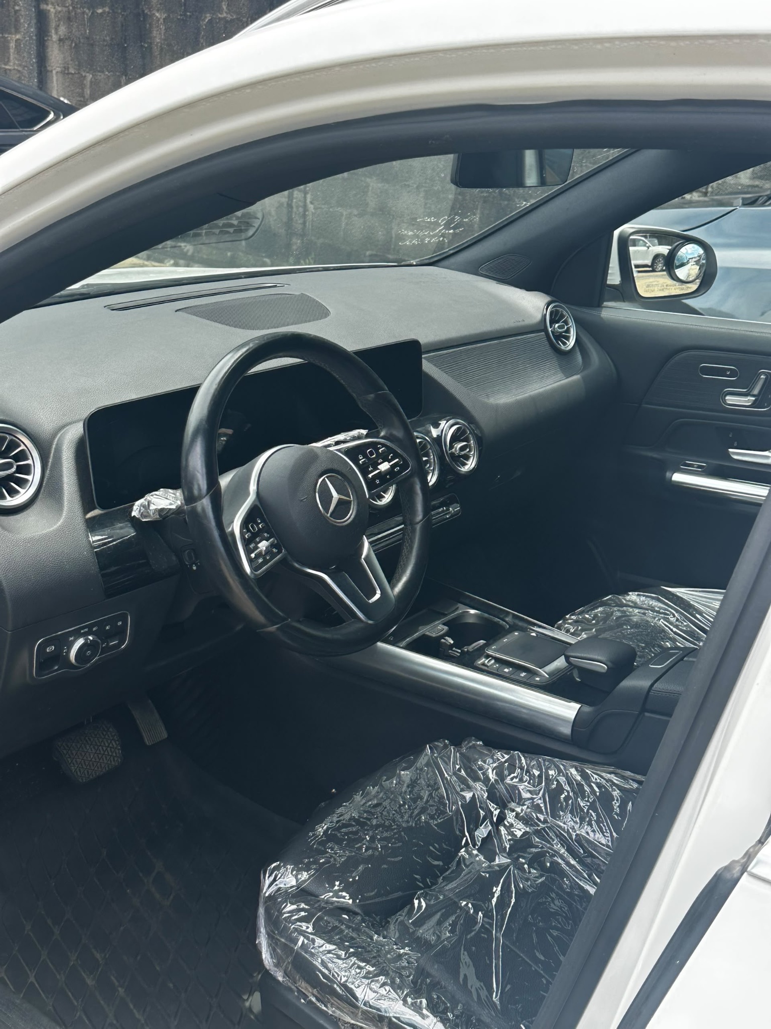 Mercedes-Benz GLA250 2021 White SUV