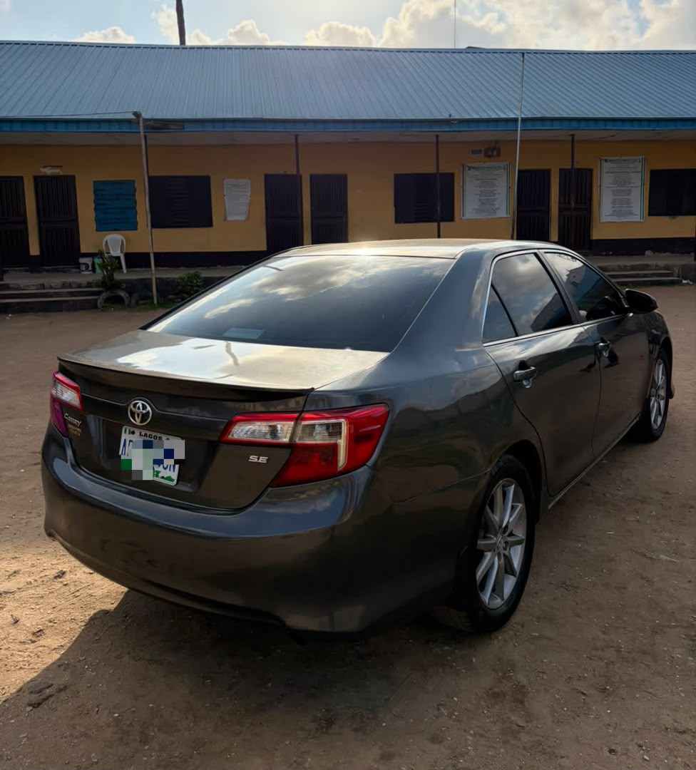 Toyota Camry SE, Dark Grey Sedan
