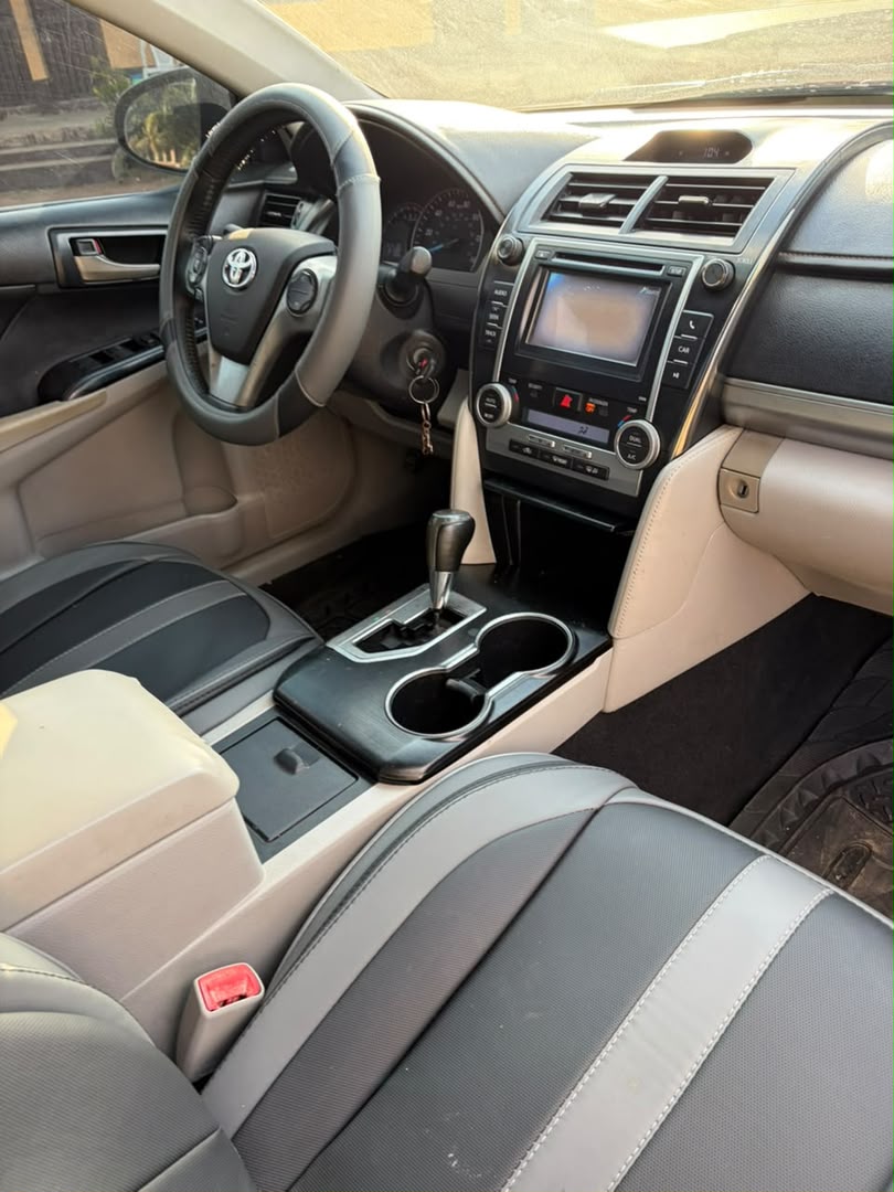 Toyota Camry SE, Dark Grey Sedan