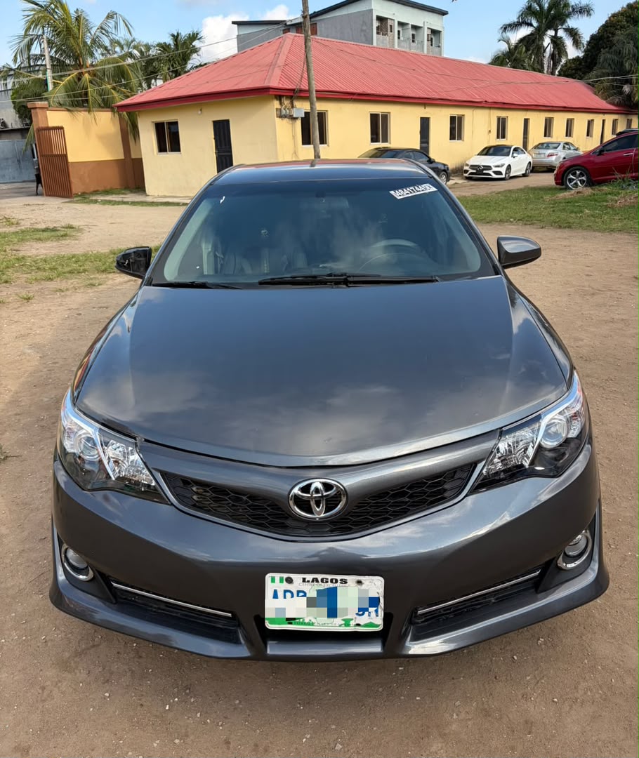 Toyota Camry SE, Dark Grey Sedan