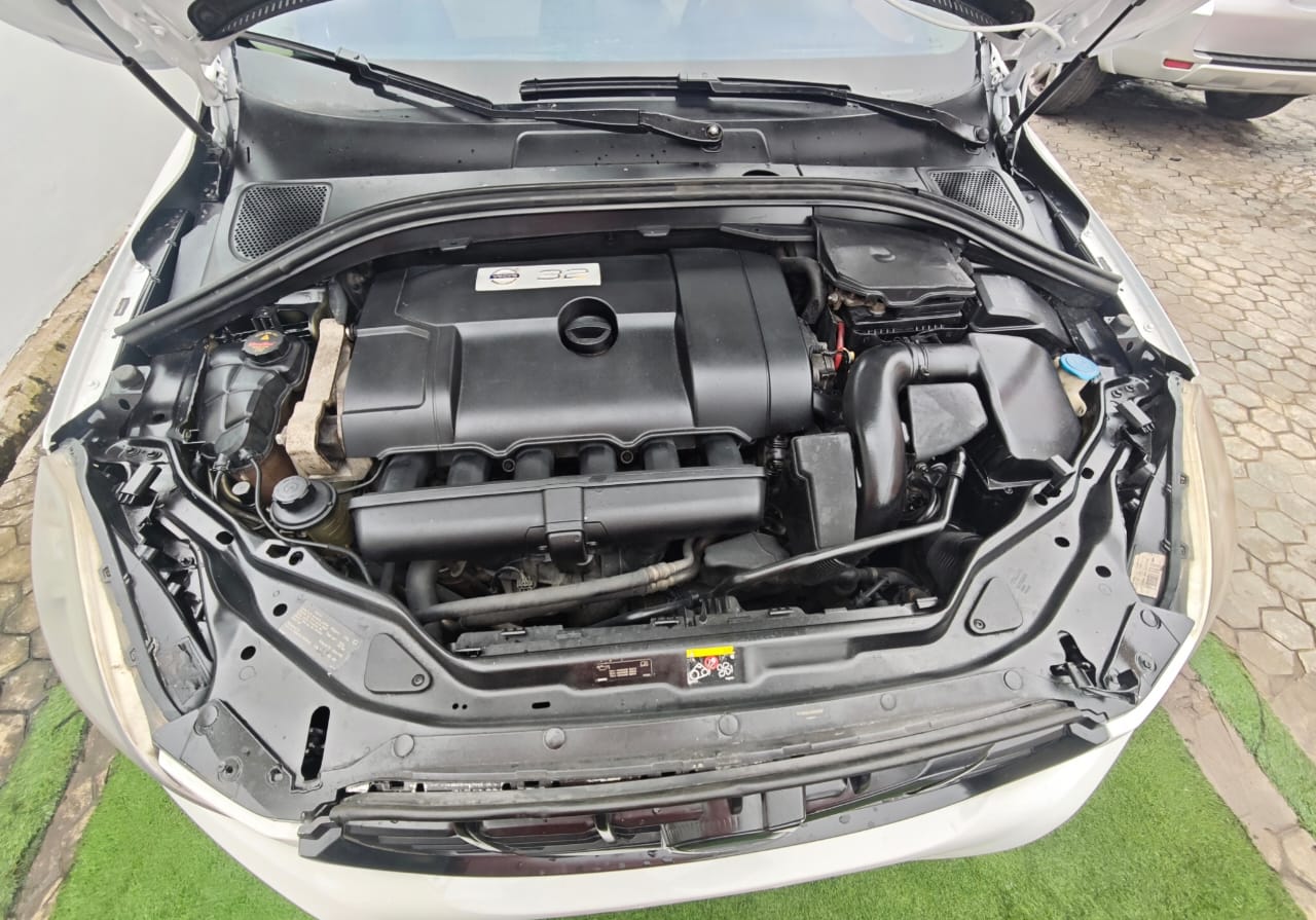 2010 Volvo XC60 White SUV