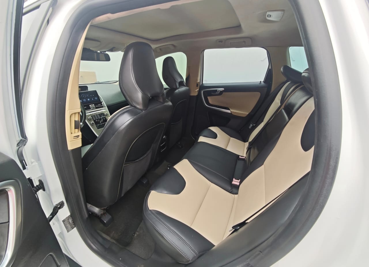 2010 Volvo XC60 White SUV
