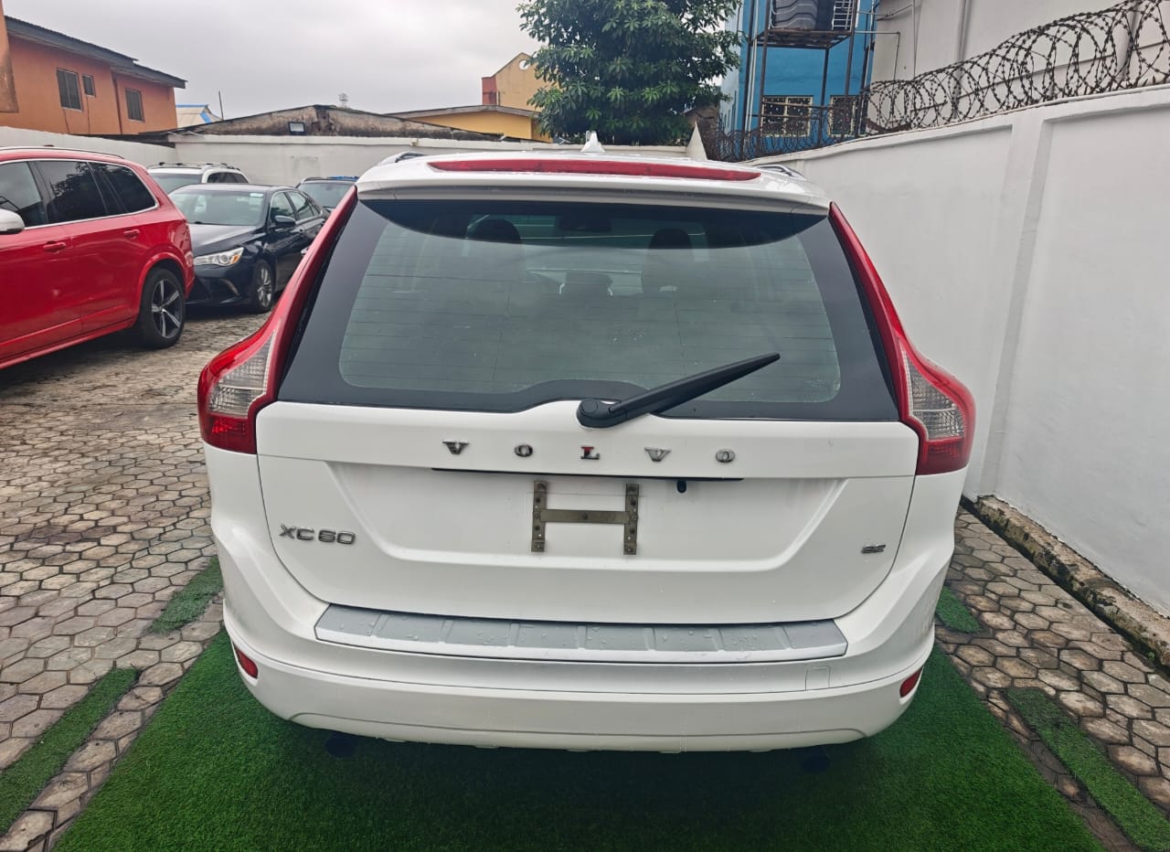 2010 Volvo XC60 White SUV