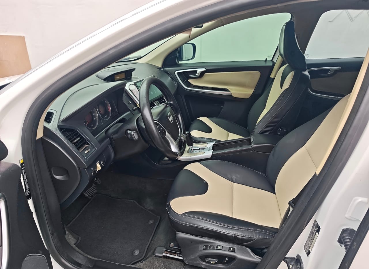2010 Volvo XC60 White SUV