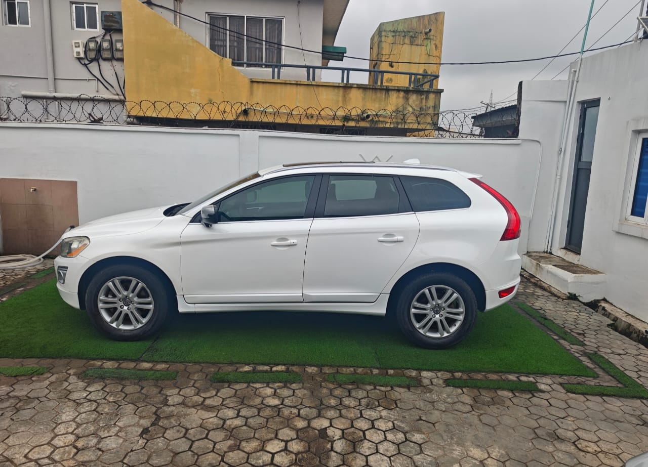 2010 Volvo XC60 White SUV