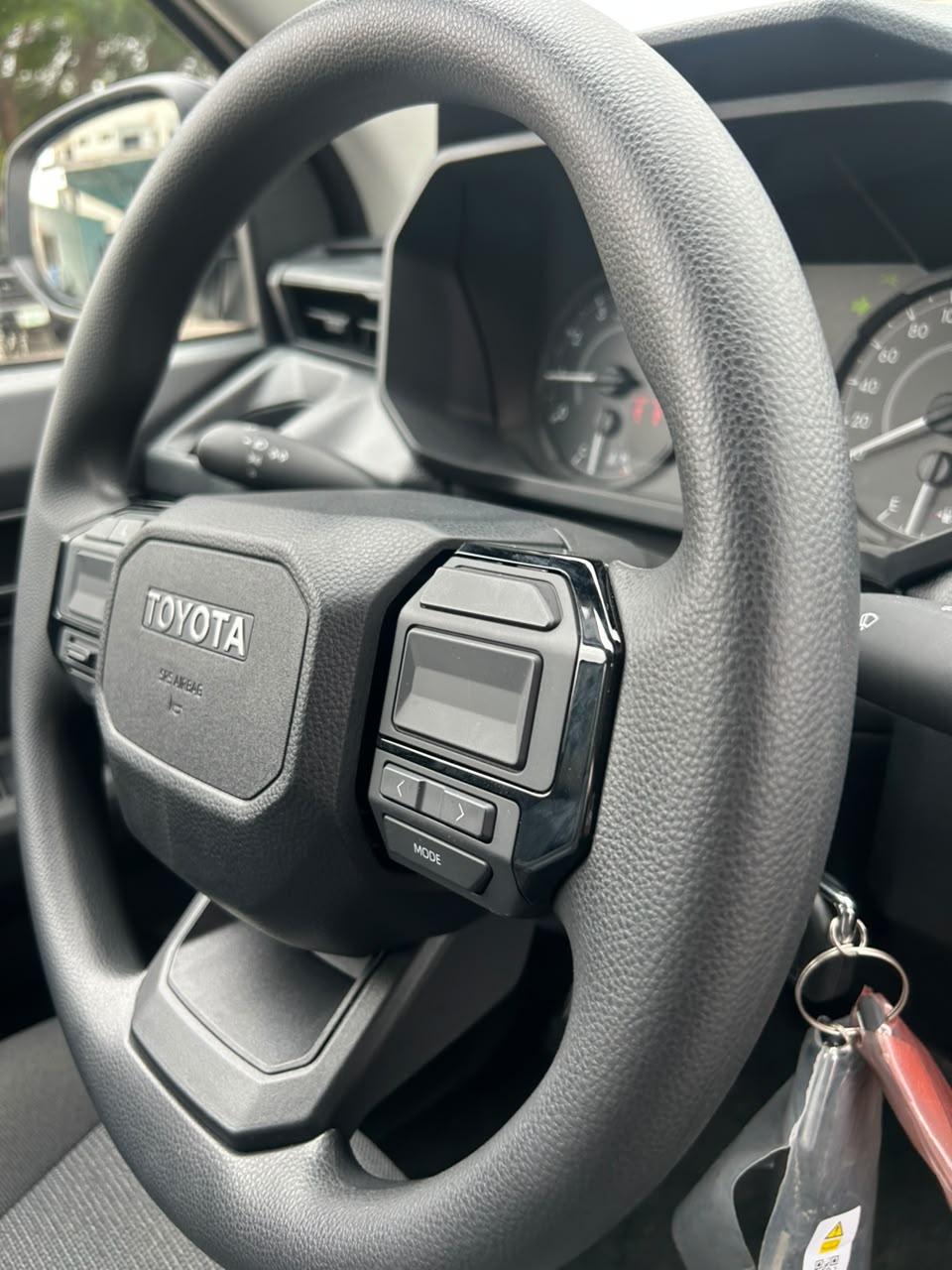 Toyota Hilux 4x4 White Pickup Truck — photo 2