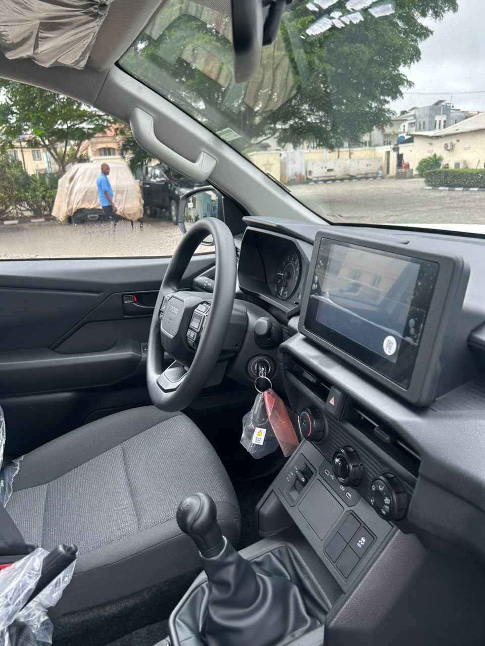 Toyota Hilux 4x4 White Pickup Truck — photo 5