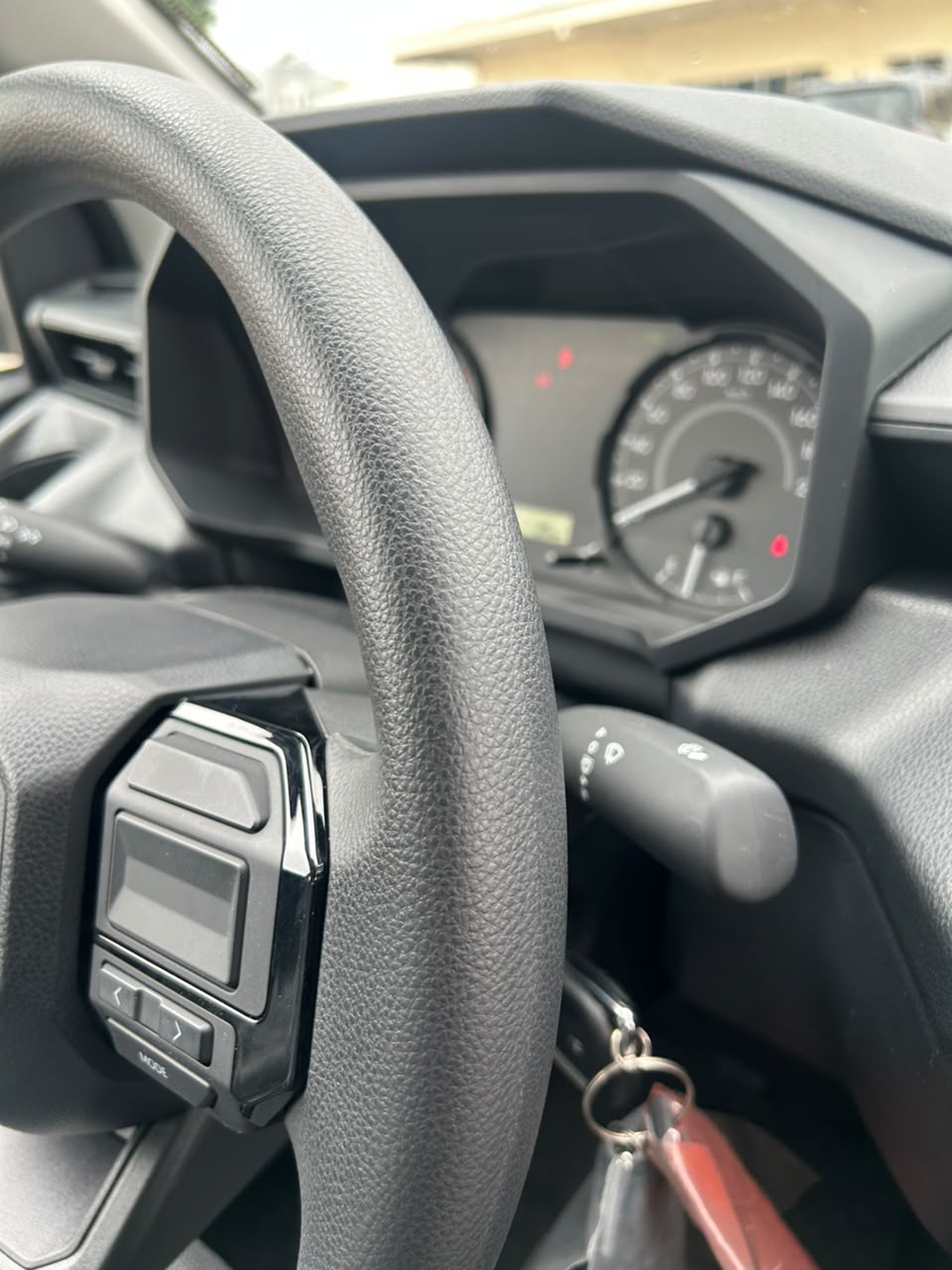 Toyota Hilux 4x4 White Pickup Truck — photo 6