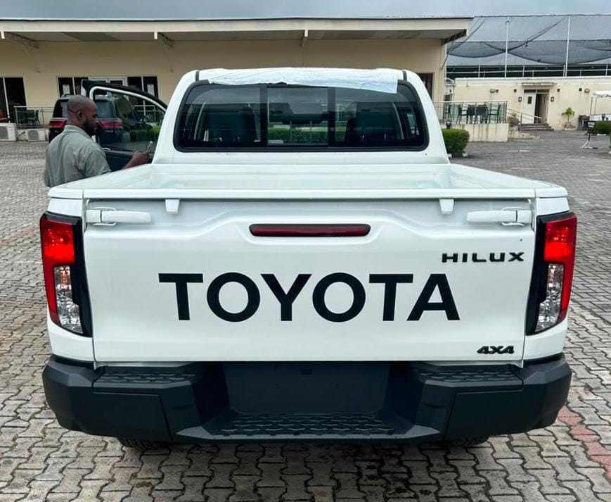 Toyota Hilux 4x4 White Pickup Truck — photo 7