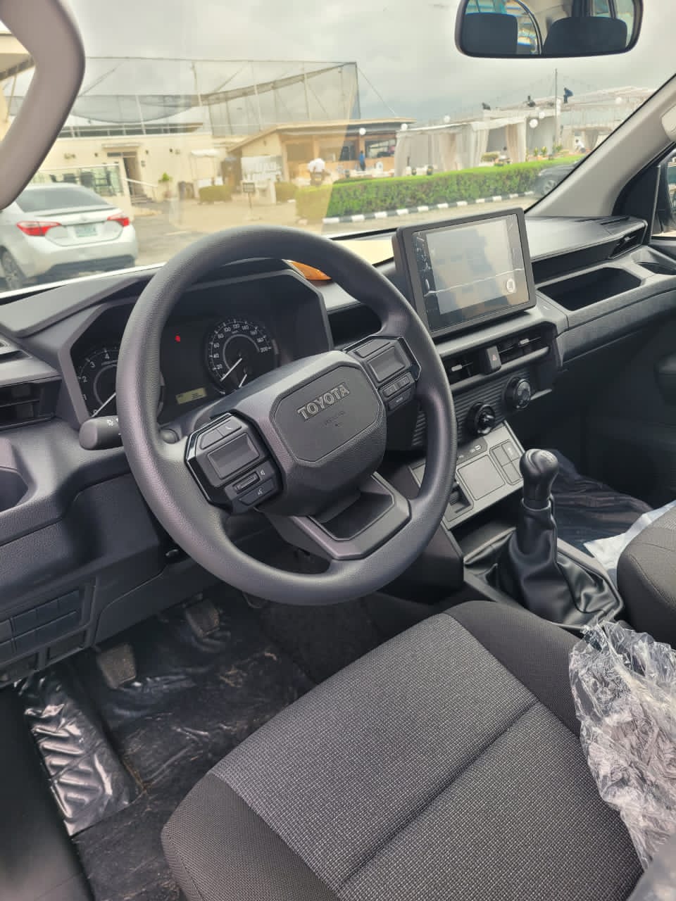 Toyota Hilux 4x4 White Pickup Truck — photo 10