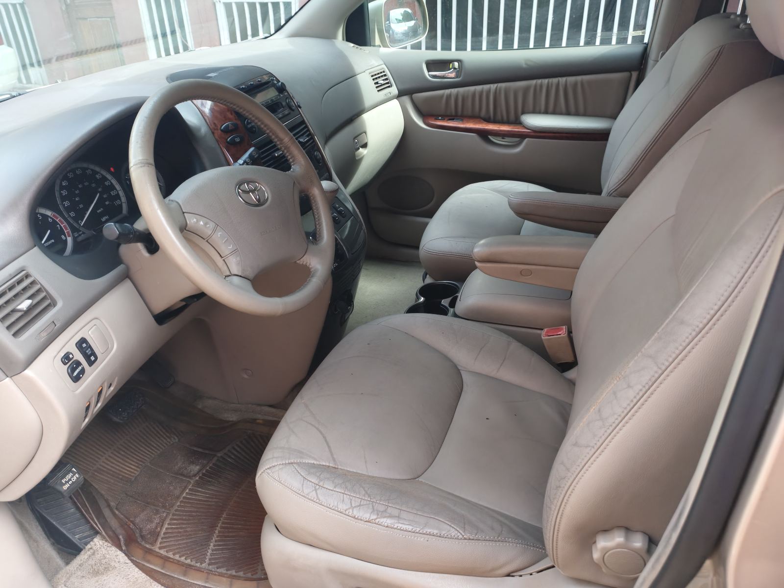Toyota Sienna Gold MPV