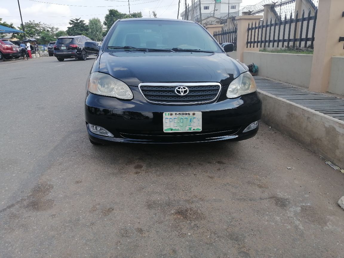 Toyota 20Toyota Corolla Black Sedan with Alloy Wheels