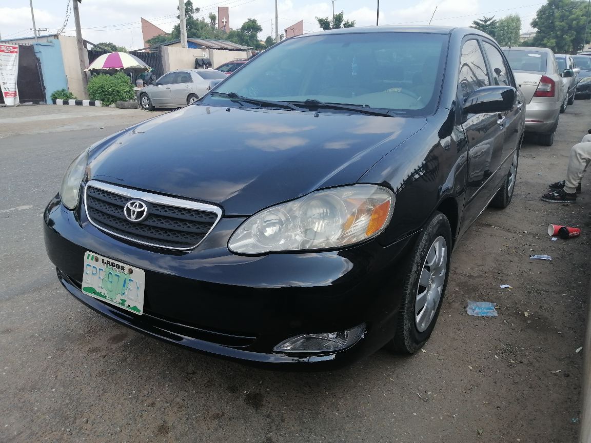 Toyota 20Toyota Corolla Black Sedan with Alloy Wheels