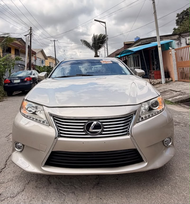 Lexus ES 350, Gold Sedan ES 330