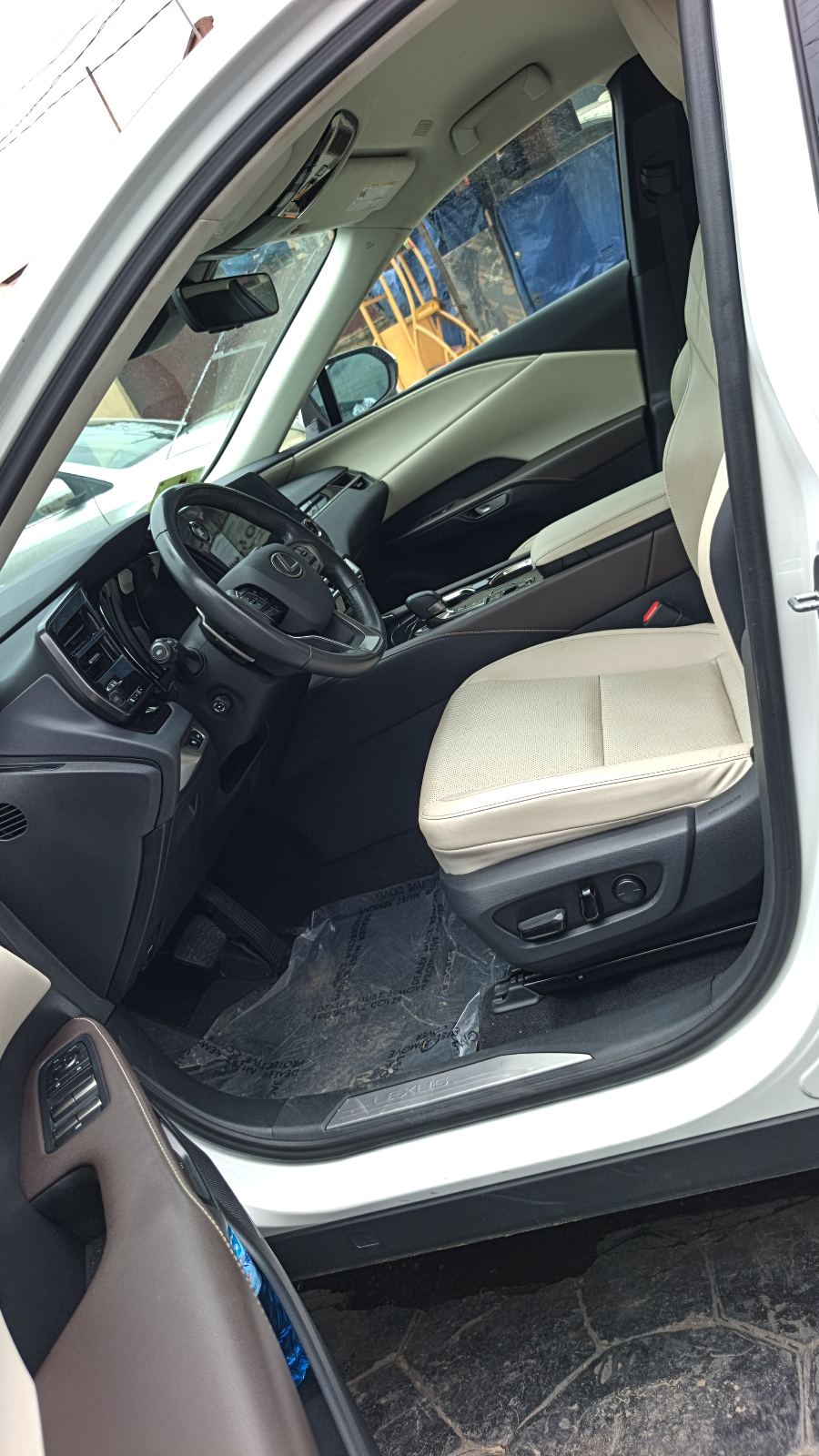 Lexus RX 350 White SUV with Leather Interior — photo 3
