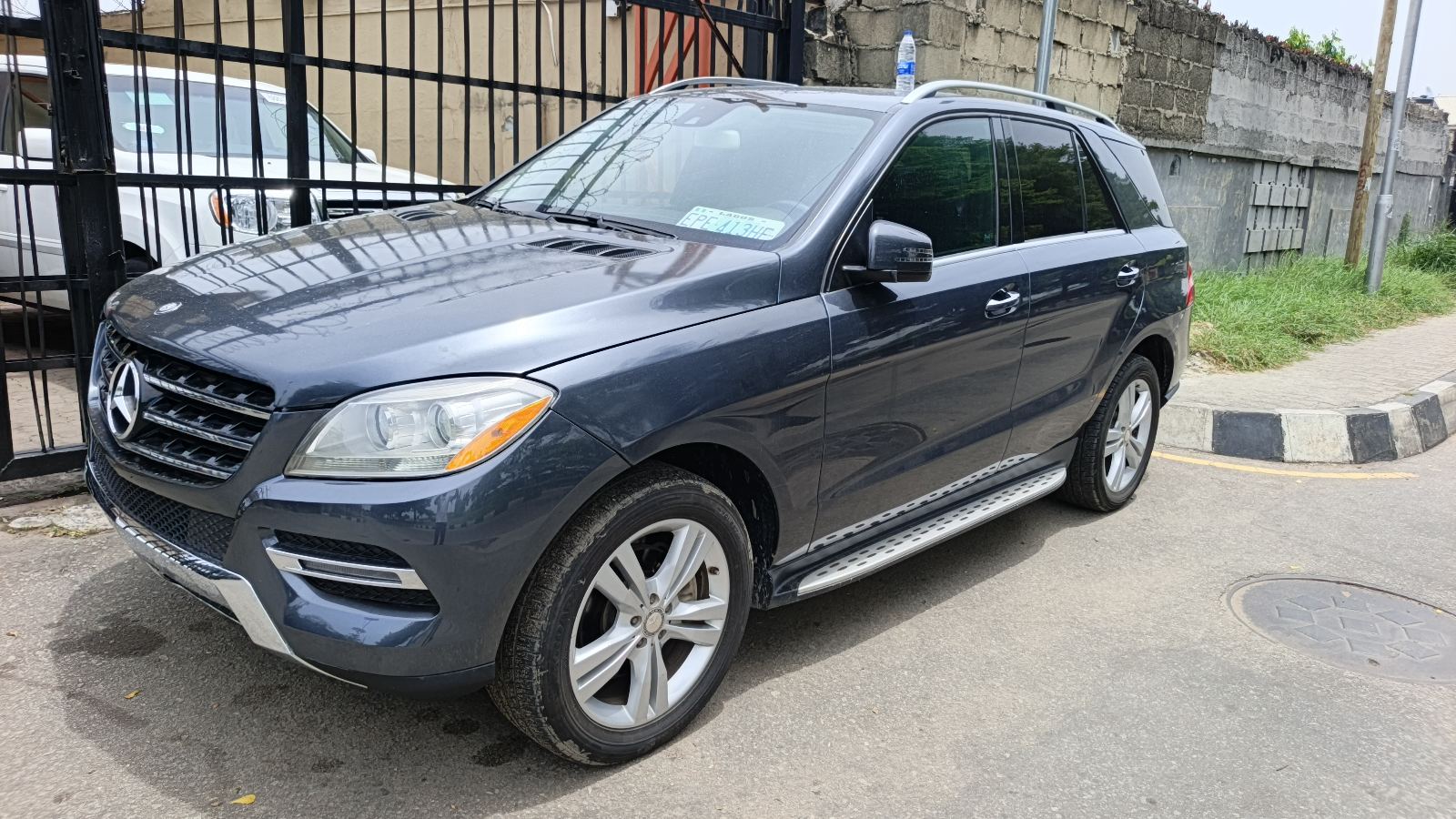 Mercedes-Benz ML 350 4MATIC Dark Grey SUV — photo 4