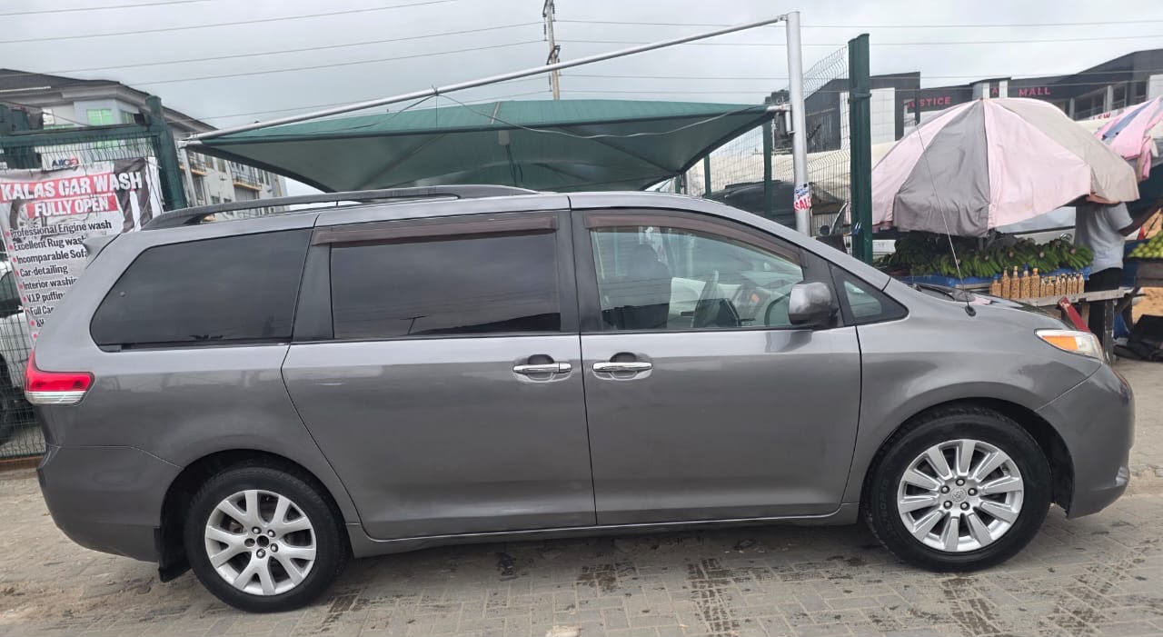 2012 Toyota Sienna LE AWD, Grey MPV
