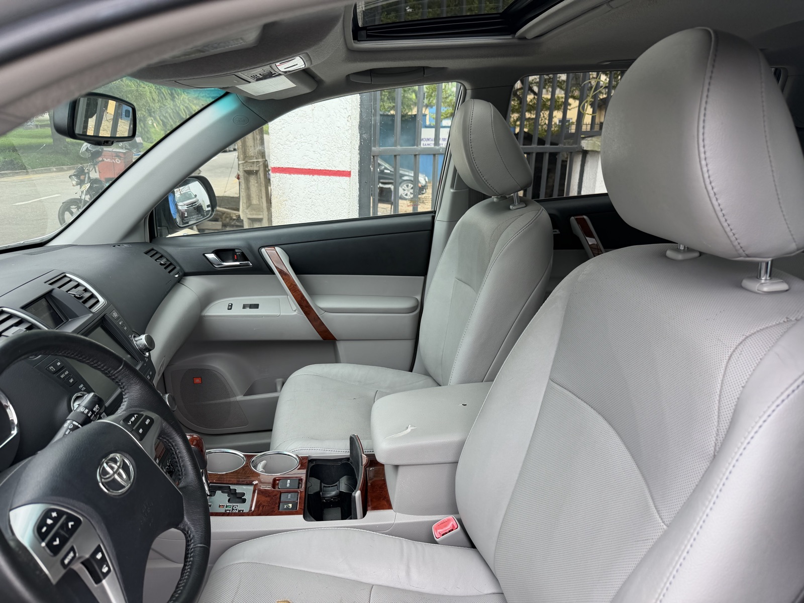 Toyota Highlander Limited Edition Silver color.