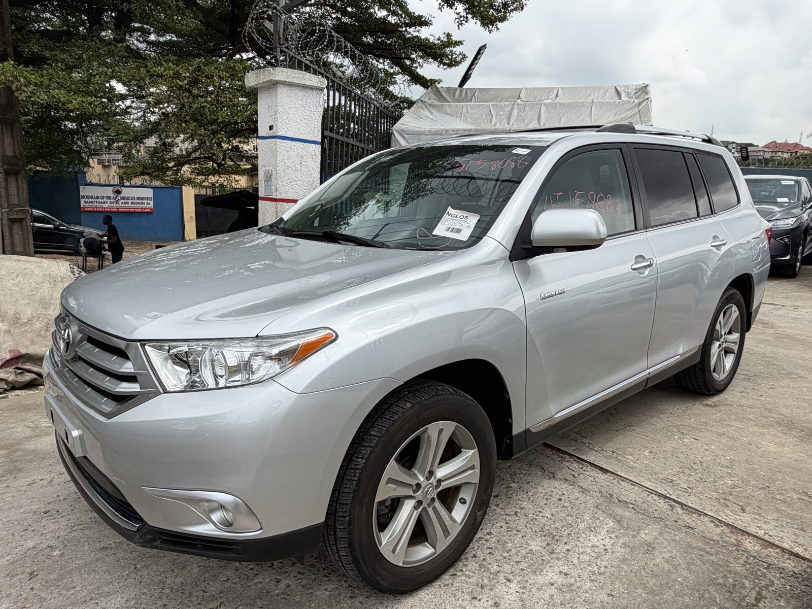 Toyota Highlander Limited Edition Silver color.