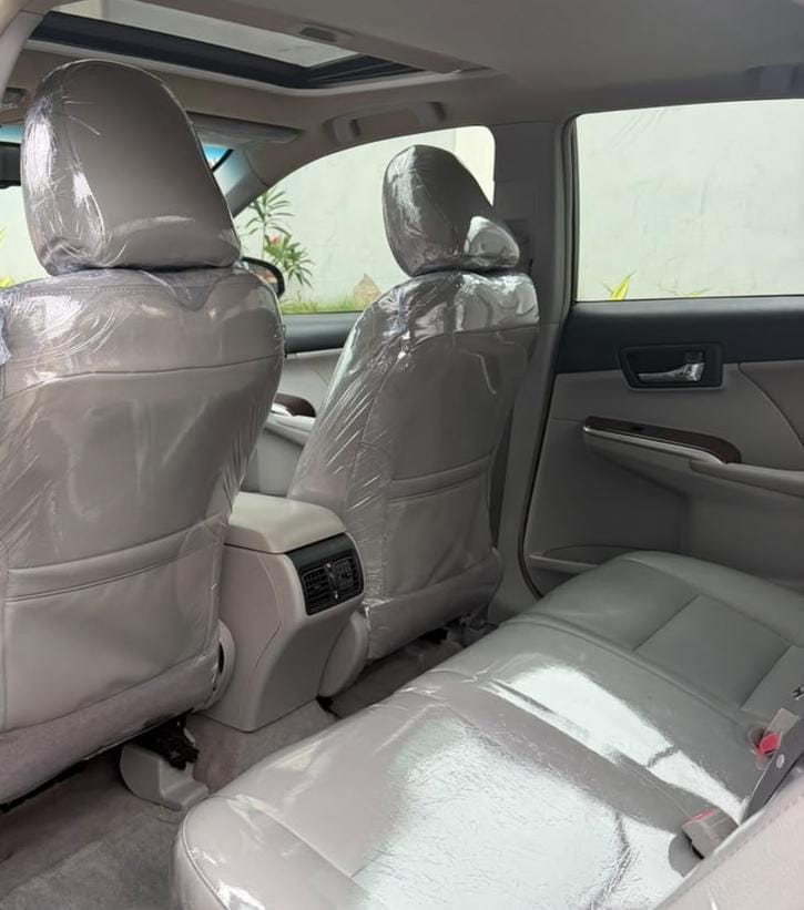 Toyota Camry XLE, Dark Grey Sedan — photo 2