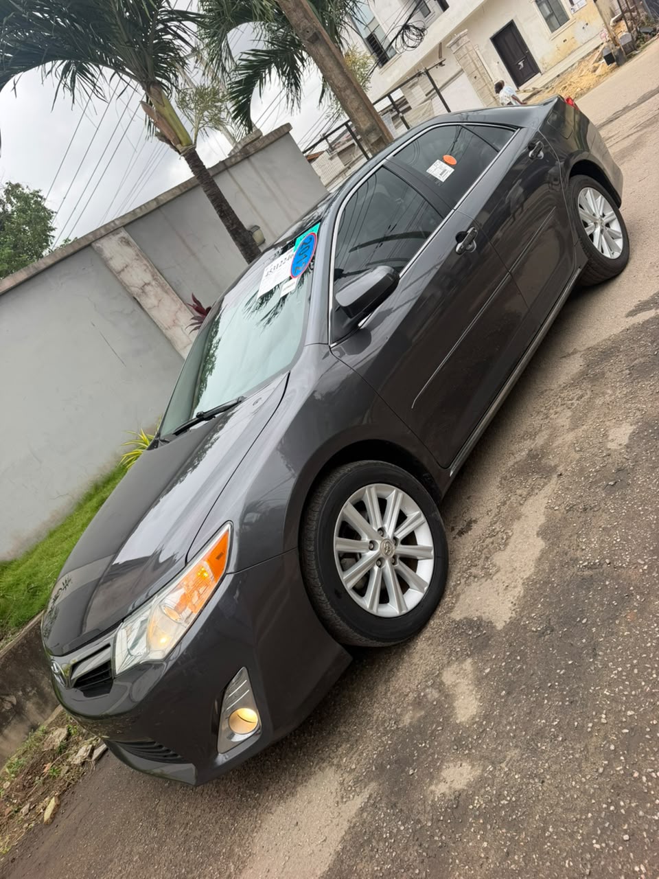 Toyota Camry XLE, Dark Grey Sedan — photo 3