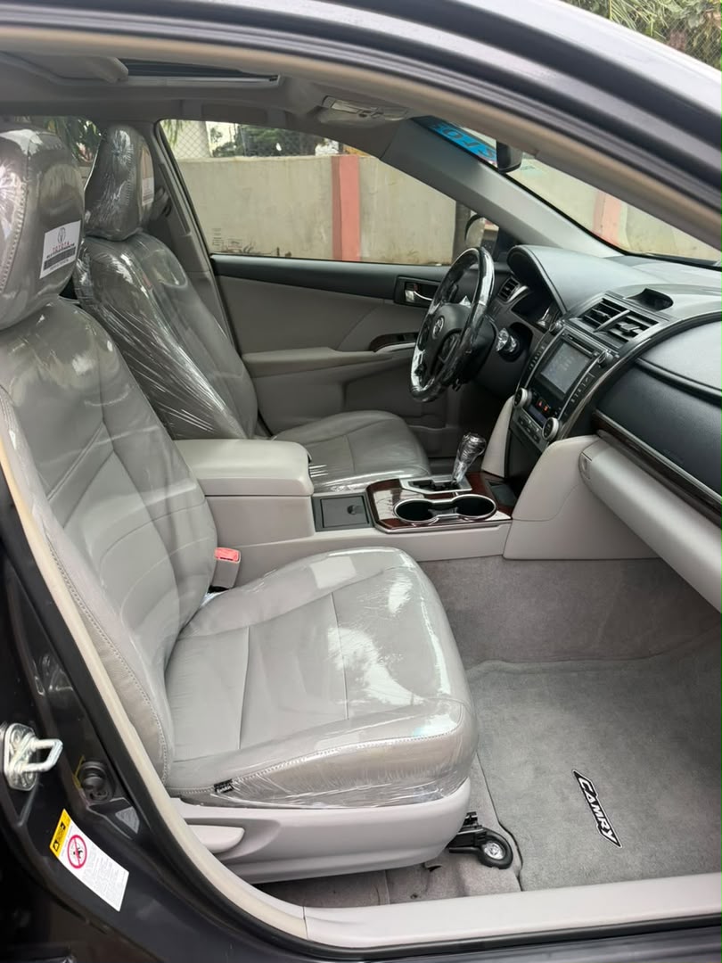 Toyota Camry XLE, Dark Grey Sedan — photo 4