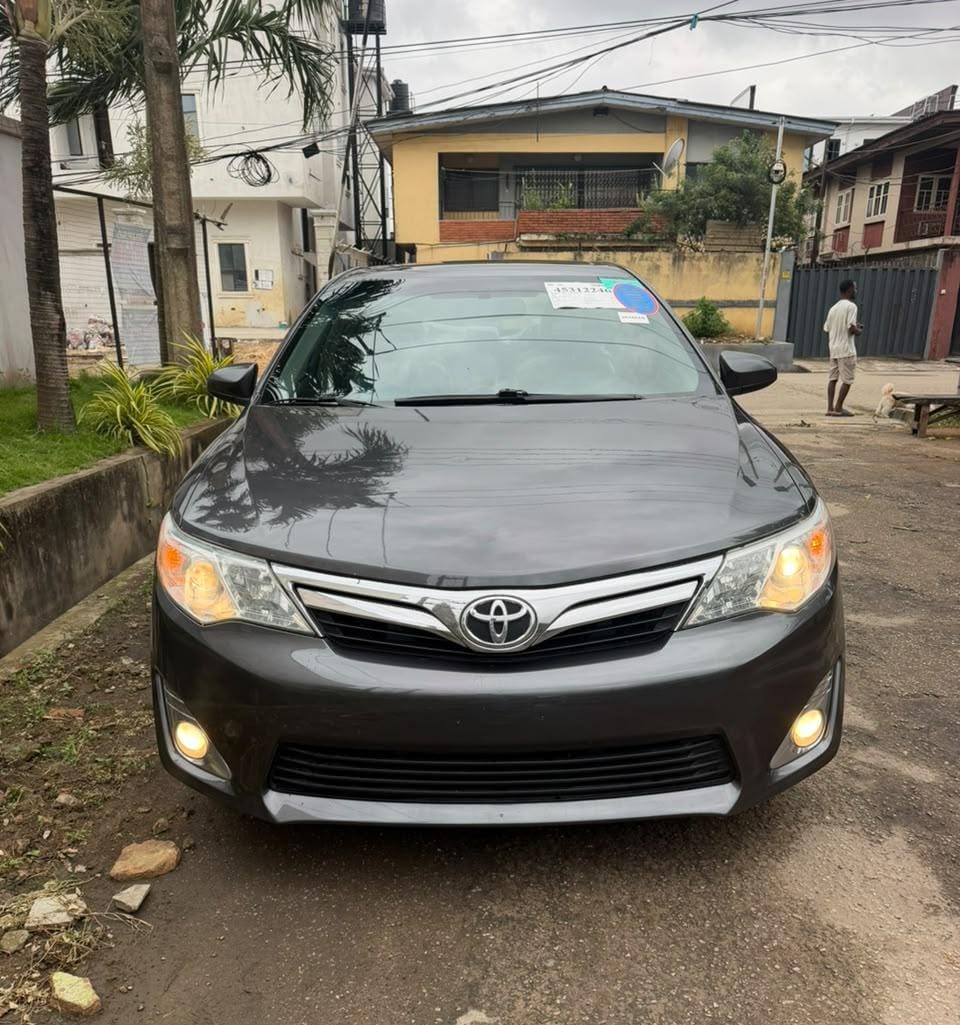 Toyota Camry XLE, Dark Grey Sedan — photo 5