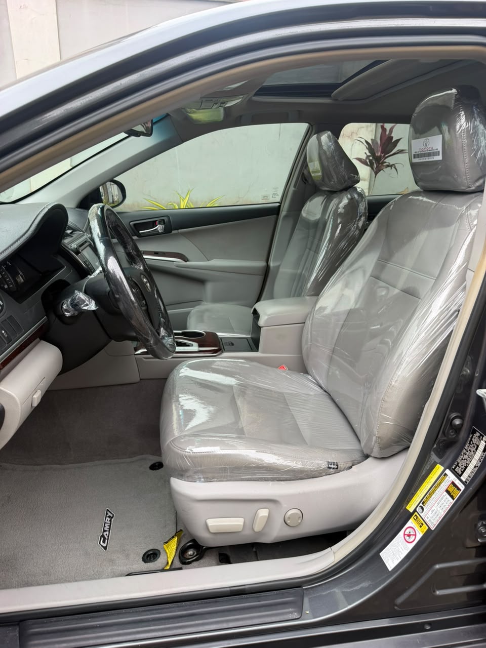 Toyota Camry XLE, Dark Grey Sedan — photo 6
