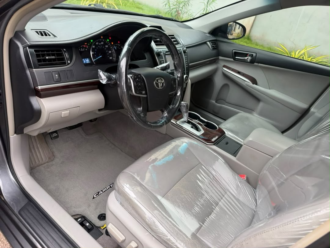 Toyota Camry XLE, Dark Grey Sedan — photo 7