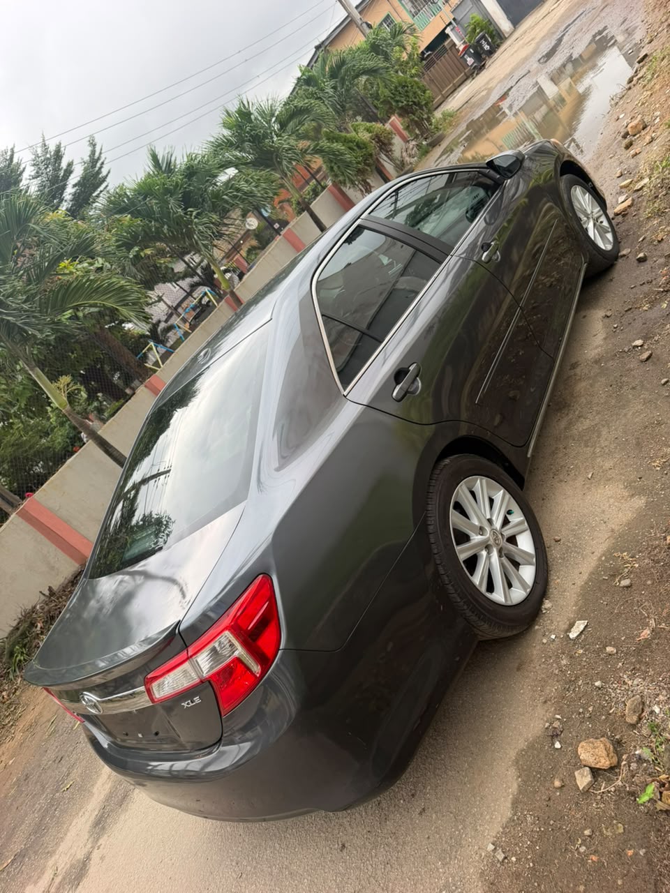 Toyota Camry XLE, Dark Grey Sedan — photo 8