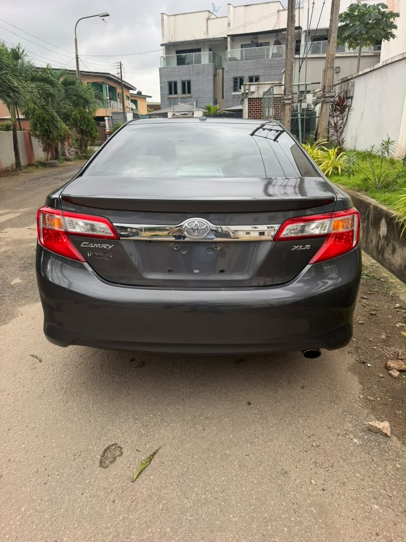 Toyota Camry XLE, Dark Grey Sedan — photo 9