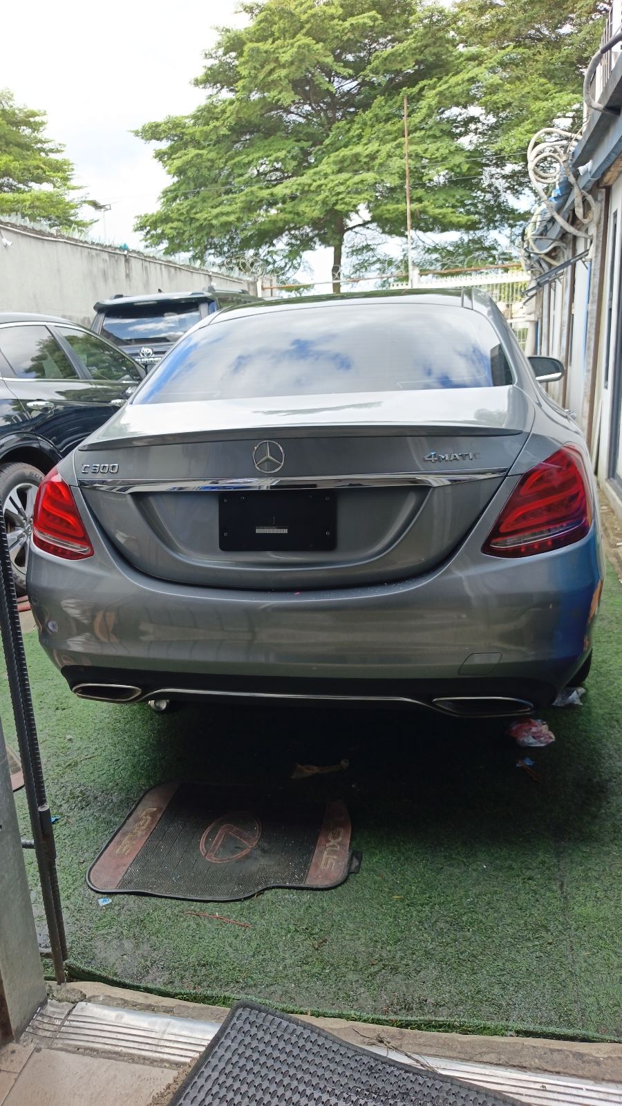 Mercedes-Benz C300 4MATIC gray Sedan — photo 4