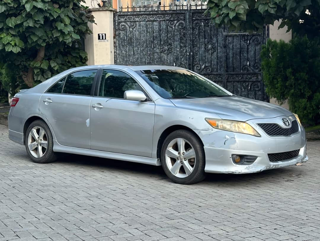 Toyota Camry SE Silver Sedan — photo 2
