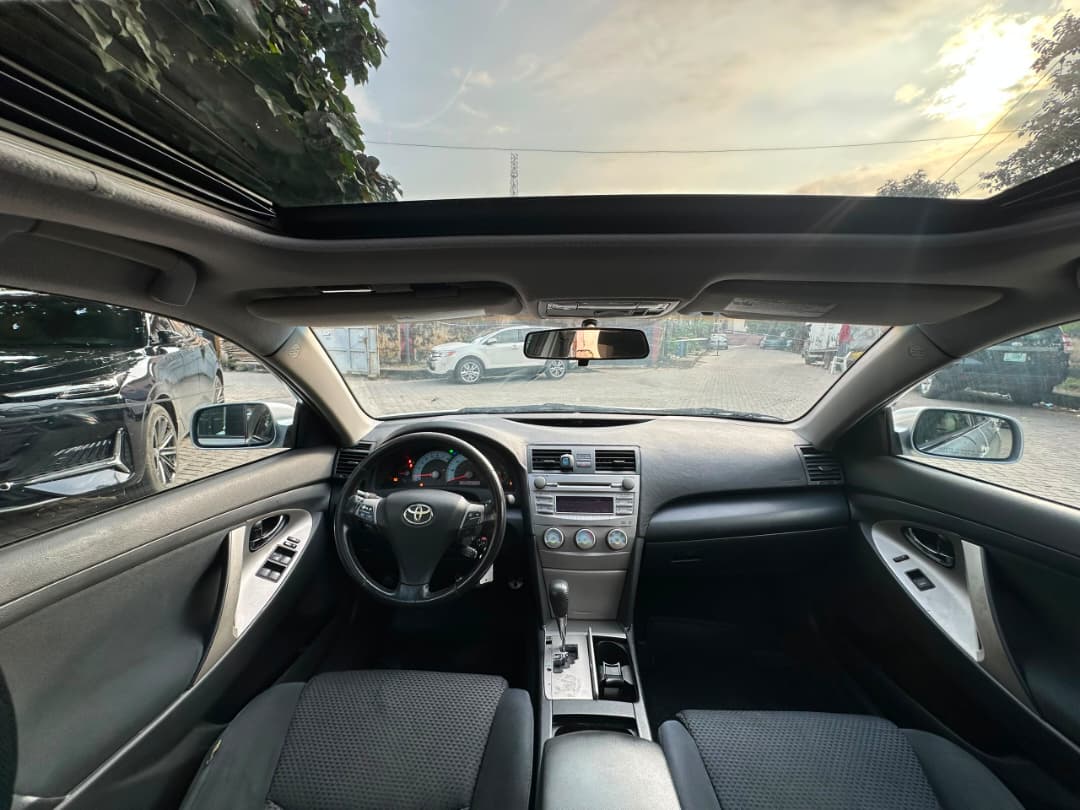 Toyota Camry SE Silver Sedan — photo 3