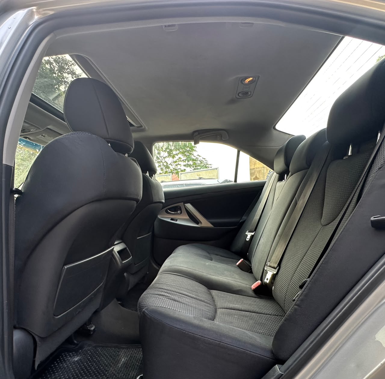 Toyota Camry SE Silver Sedan — photo 4