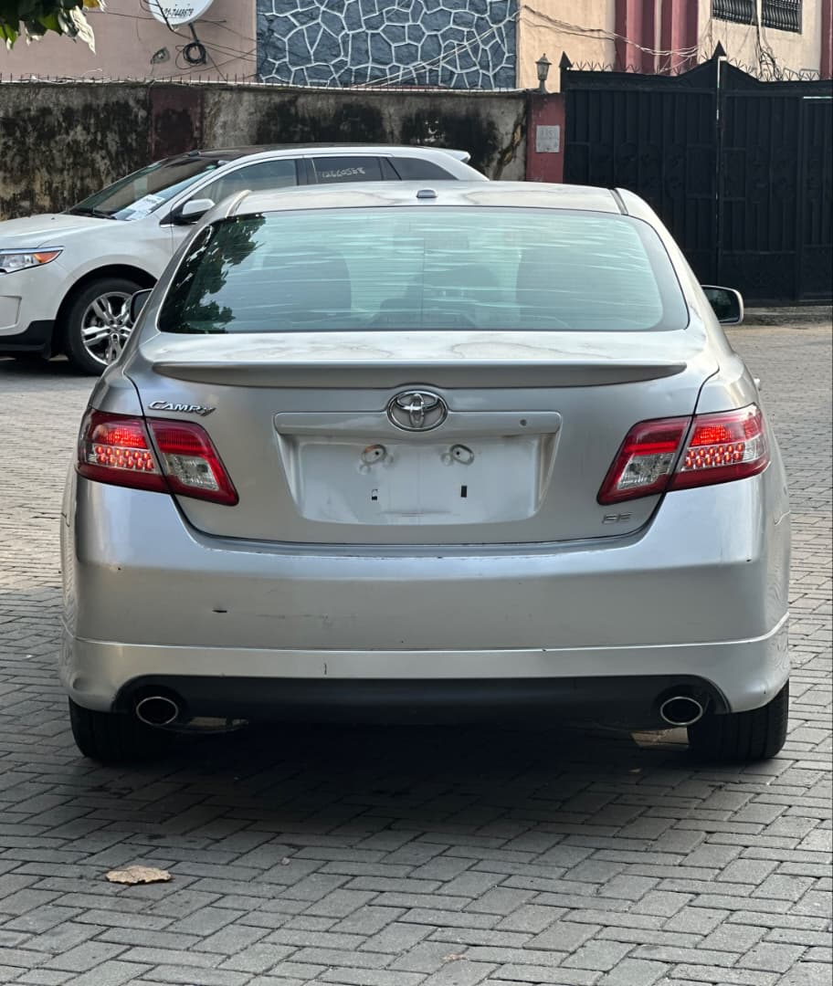 Toyota Camry SE Silver Sedan — photo 5