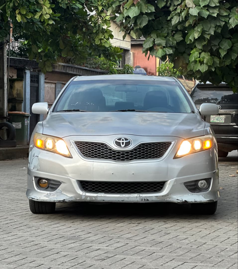 Toyota Camry SE Silver Sedan
