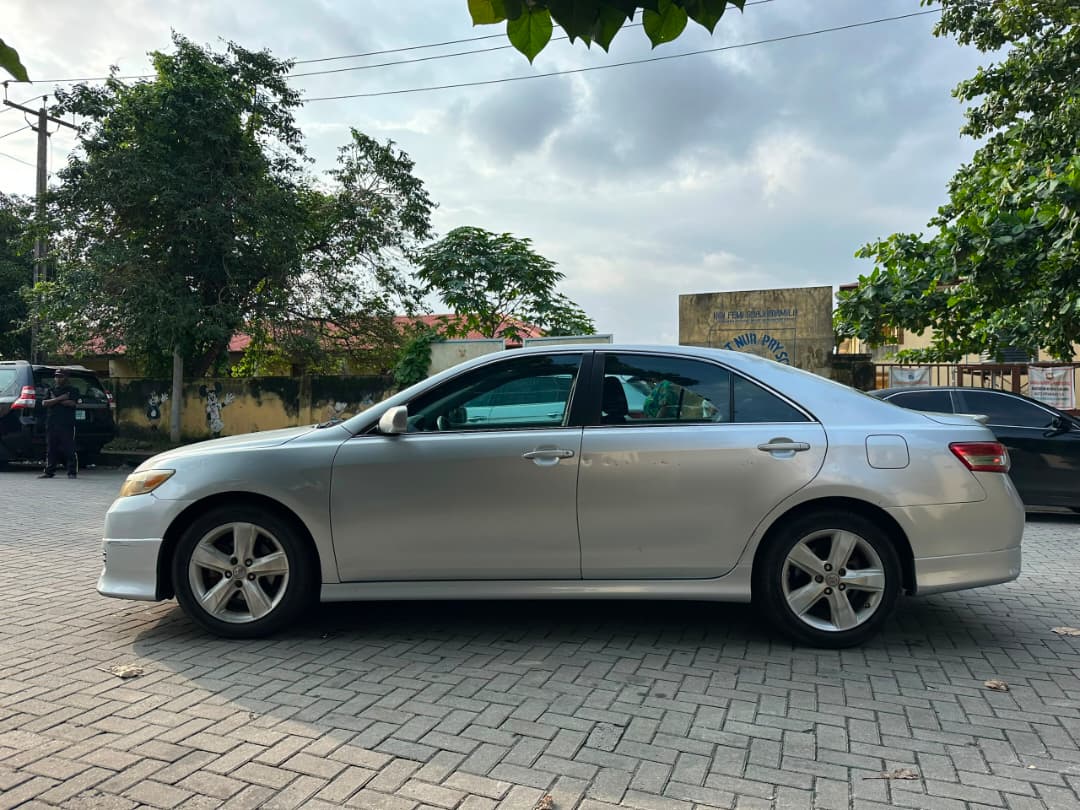 Toyota Camry SE Silver Sedan — photo 6