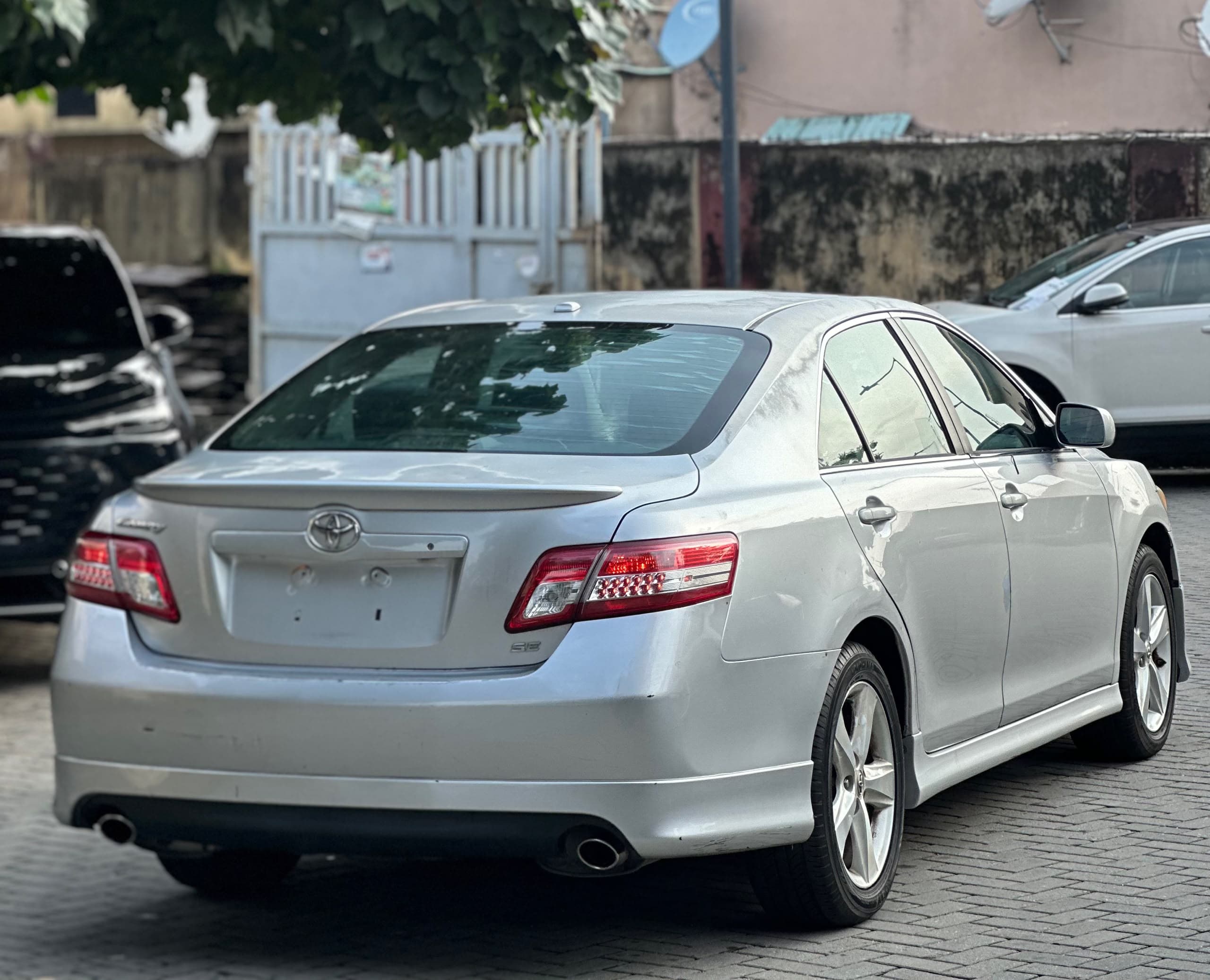 Toyota Camry SE Silver Sedan — photo 7