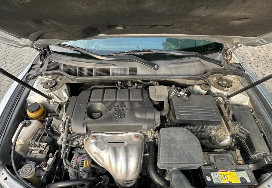 Toyota Camry SE Silver Sedan — photo 8