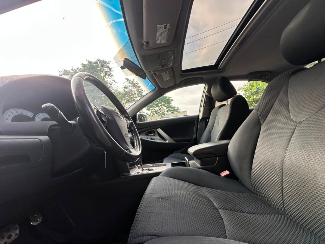 Toyota Camry SE Silver Sedan — photo 9