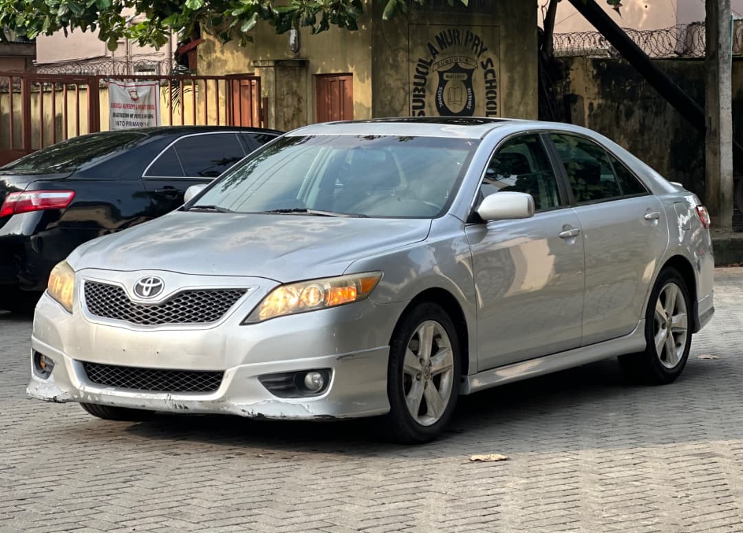 Toyota Camry SE Silver Sedan — photo 10