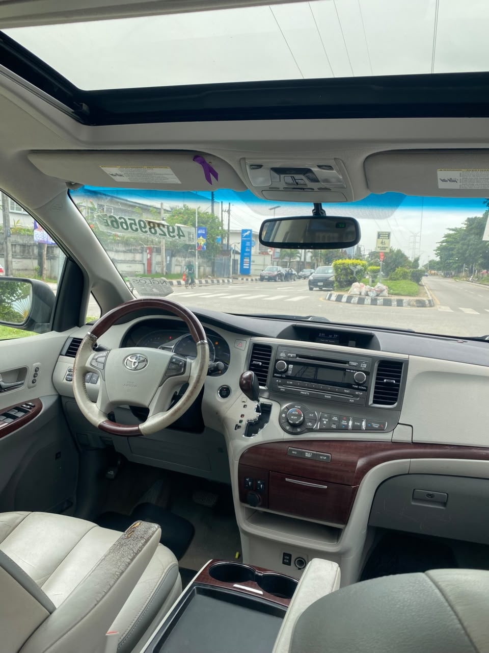 Toyota Sienna, Grey MPV with Leather Seats