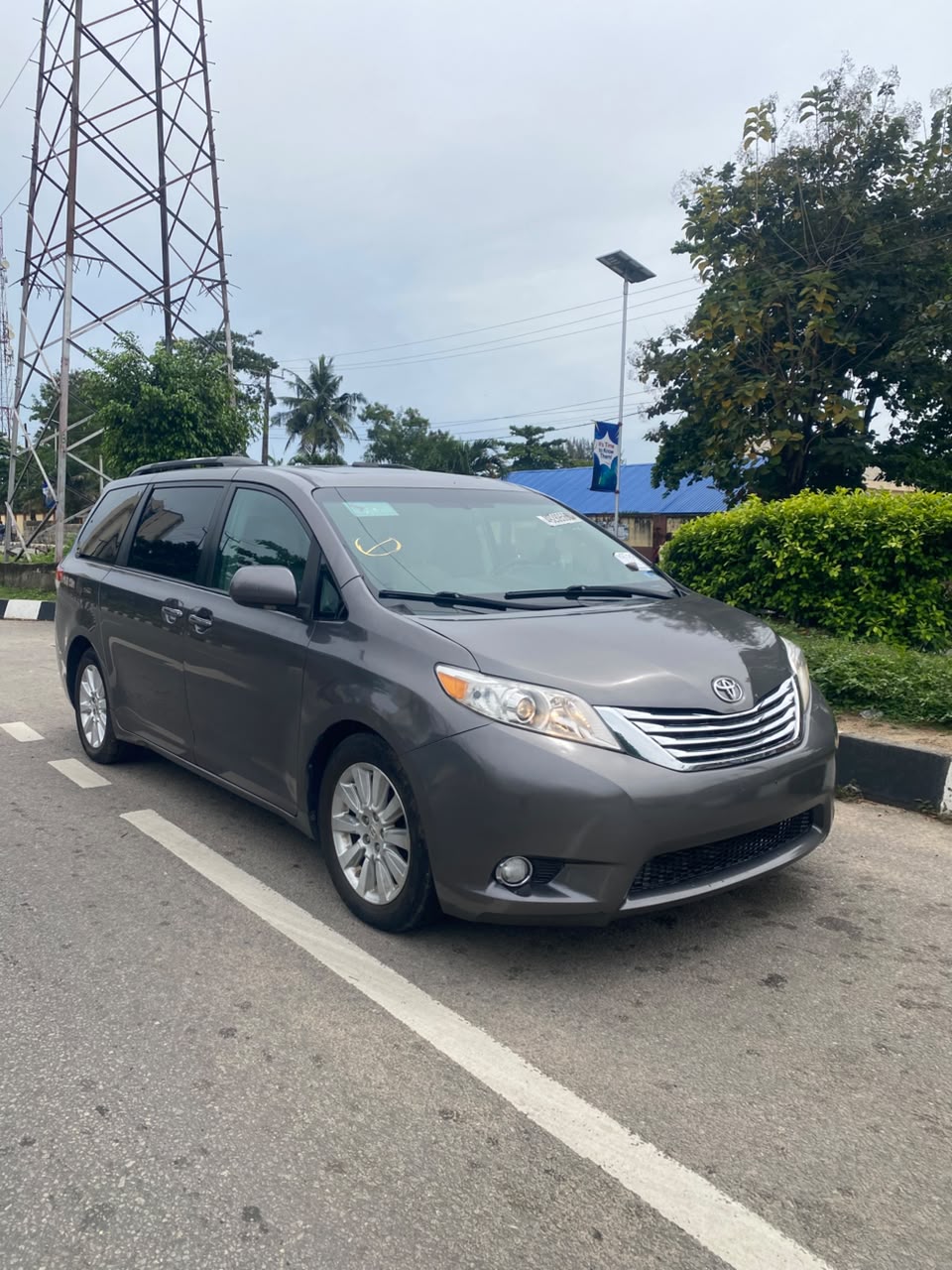 Toyota Sienna, Grey MPV with Leather Seats
