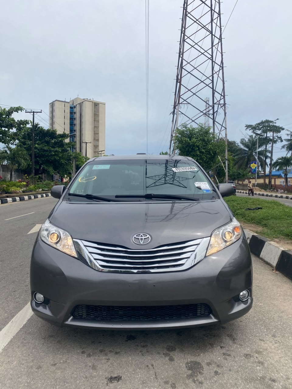 Toyota Sienna, Grey MPV with Leather Seats