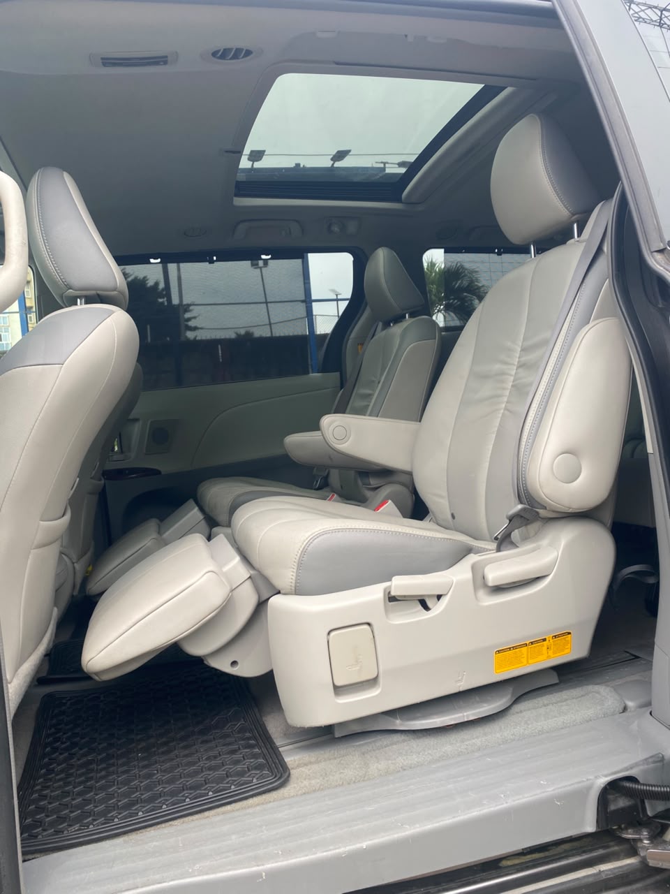 Toyota Sienna, Grey MPV with Leather Seats