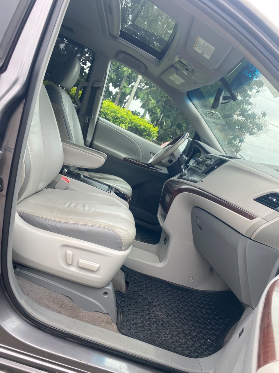 Toyota Sienna, Grey MPV with Leather Seats