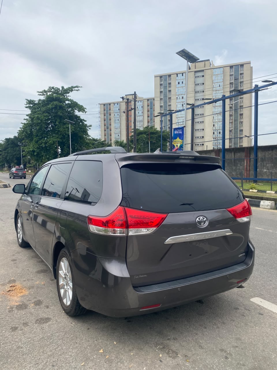 Toyota Sienna, Grey MPV with Leather Seats