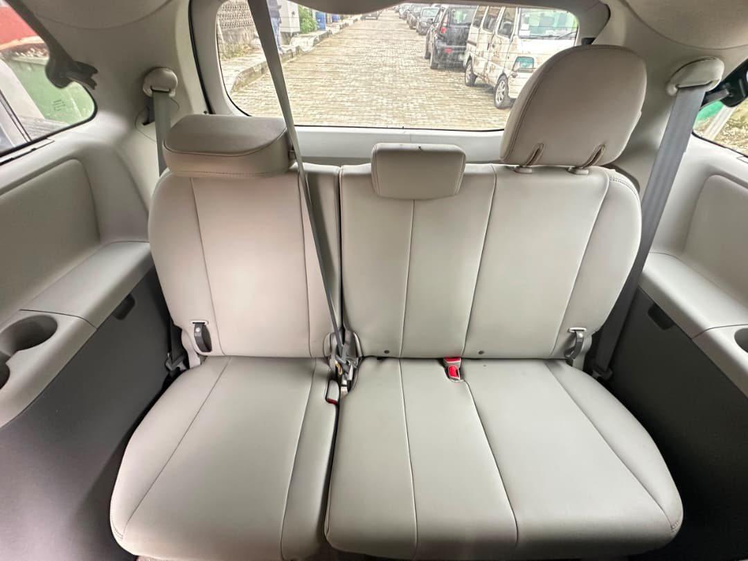 Toyota Sienna Silver MPV — photo 2